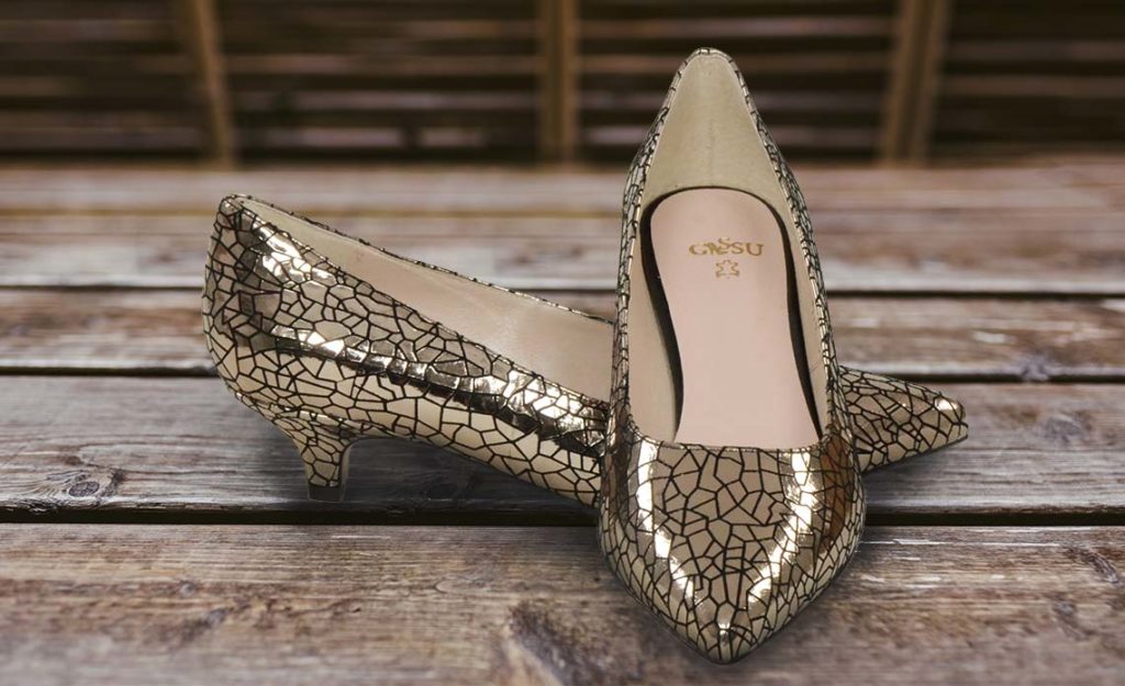 JESSICA Szpilki złote na niskim obcasie - z przodu