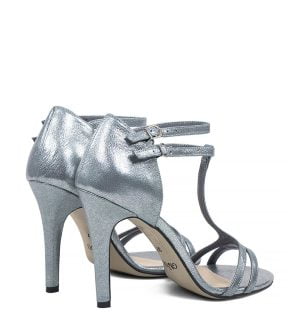 GASSU ERIN - Srebrne sandałki na szpilce z metalizowanej skóry - po skosie
