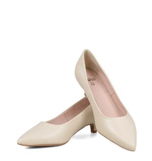 JESSICA - Beżowe niskie szpilki z licowej skóry - z przodu