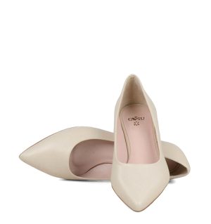 JESSICA - Beżowe niskie szpilki z licowej skóry - z przodu