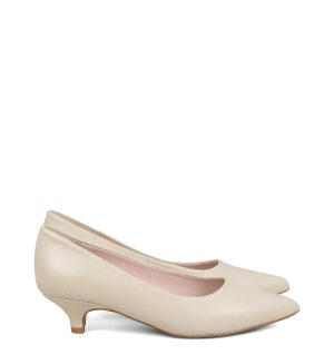 JESSICA - Beżowe niskie szpilki z licowej skóry - bokiem