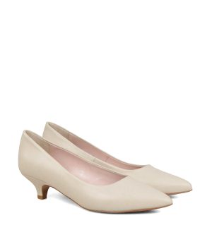 JESSICA - Beżowe niskie szpilki z licowej skóry - po skosie