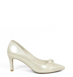 GASSU LOTE - niskie szpilki ecru wykonane z naturalnej skóry - bokiem