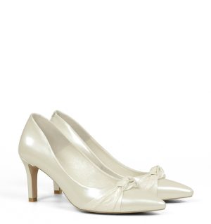 GASSU LOTE - niskie szpilki ecru wykonane z naturalnej skóry - po skosie