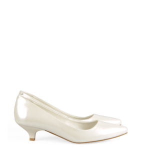 MICHELLE ecru w odcieniu perłowym czółenka na kaczuszce - bokiem