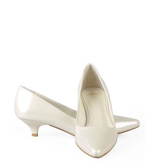 MICHELLE ecru w odcieniu perłowym czółenka na kaczuszce - z przodu