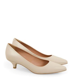 MICHELLE - Beżowe jasne szpilki na niskim obcasie z licowej skóry - po skosie