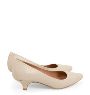 MICHELLE - Beżowe jasne szpilki na niskim obcasie z licowej skóry - po skosie