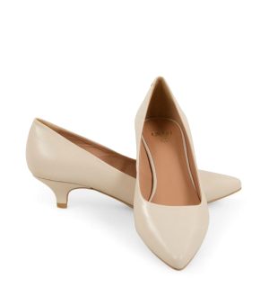 MICHELLE - Beżowe jasne szpilki na niskim obcasie z licowej skóry - z przodu