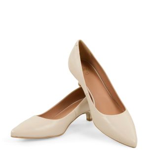 MICHELLE - Beżowe jasne szpilki na niskim obcasie z licowej skóry - z przodu