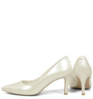 GASSU RIKO kremowe niskie szpilki wykonane ze skóry naturalnej - z tyłu