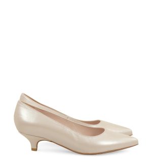 JESSICA - Szpilki beżowe perłowe niski obcas - bokiem