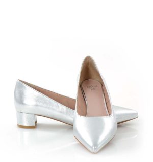 WERONICA - Srebrne czółenka na niskim obcasie - z przodu