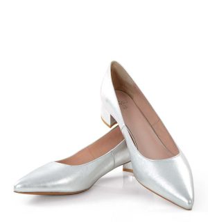 WERONICA - Srebrne czółenka na niskim obcasie - z przodu