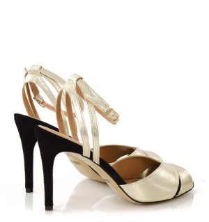 CAROLYN - Złote sandały na szpilce po skosie