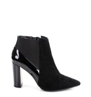 CORA - Czarne krótkie botki na słupku - bokiem