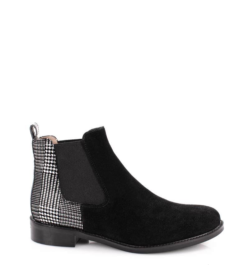 MATILDA- czarne botki wsuwane na płaskim obcasie - bokiem