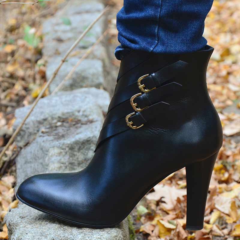 Czarne botki - bokiem