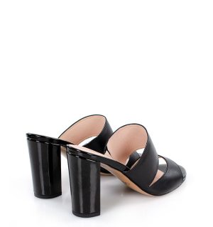 LUNA - Eleganckie, czarne klapki na słupku - po skosie