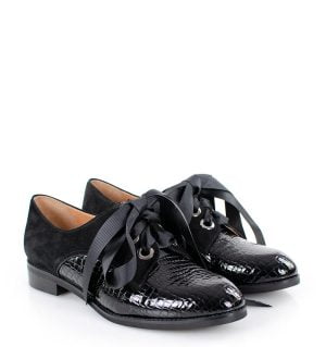 czarne półbuty sznurowane - po skosie