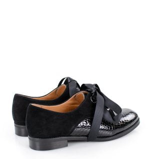 czarne półbuty sznurowane - po skosie