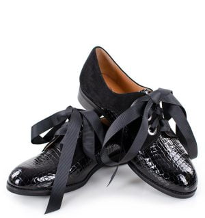 czarne półbuty sznurowane - z przodu