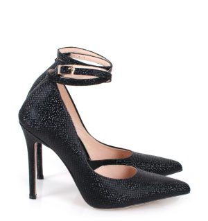 czarne szpilki z paseczkiem nad kostką błyszczące - bokiem