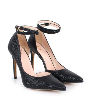 czarne szpilki z paseczkiem nad kostką błyszczące - po skosie