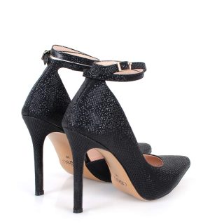 czarne szpilki z paseczkiem nad kostką błyszczące - po skosie