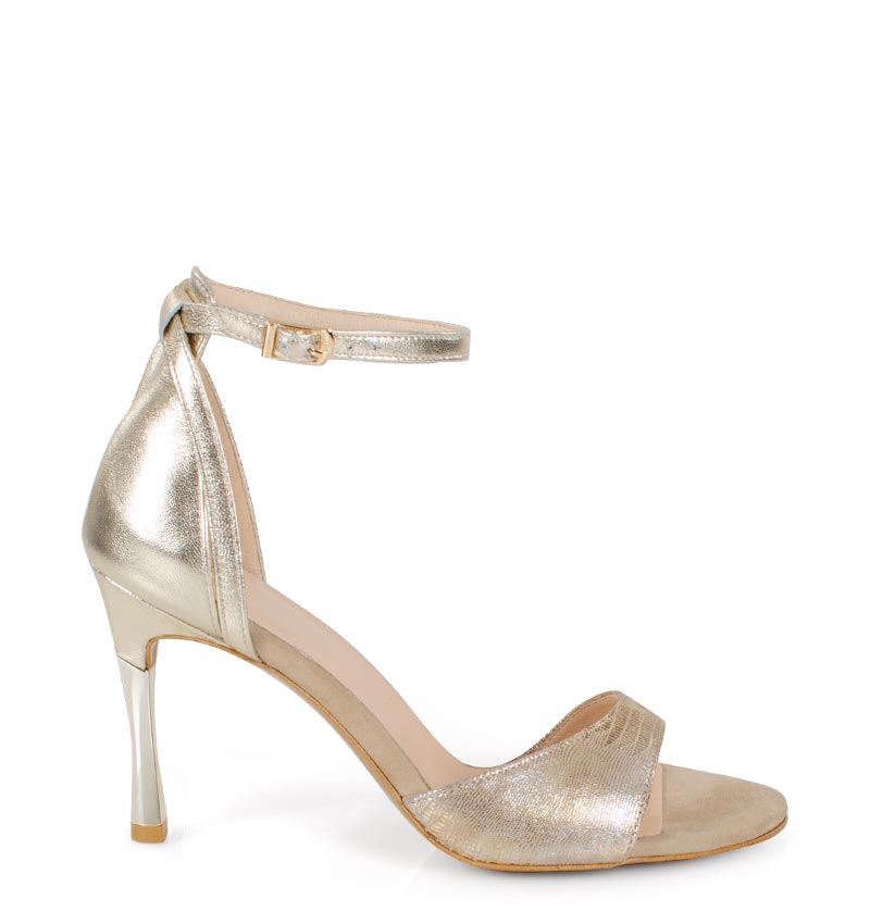 Złote sandałki na szpilce - bokiem