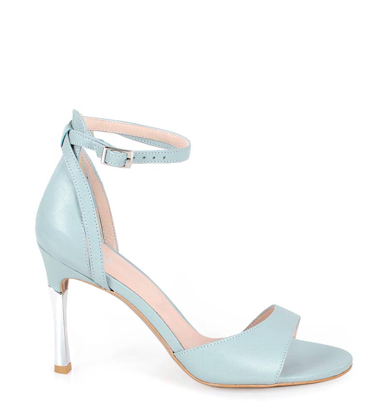 Sandałki błękitne na szpilce - bokiem