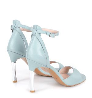 Sandałki błękitne na szpilce - po skosie