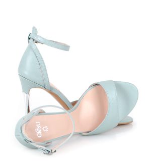 Sandałki błękitne na szpilce - z przodu