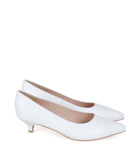 Białe czółenka na niskiej szpilce - bokiem