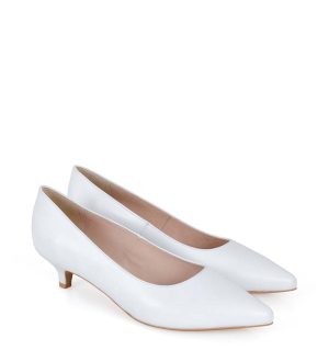 Białe czółenka na niskiej szpilce - po skosie