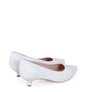 Białe czółenka na niskiej szpilce - po skosie