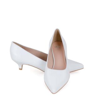 Białe czółenka na niskiej szpilce - z przodu