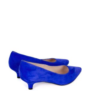 Niebieskie czółenka na niskiej szpilce - po skosie