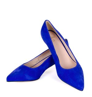 Niebieskie czółenka na niskiej szpilce - z przodu