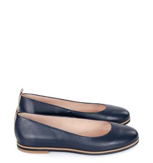 Granatowe baleriny - bokiem