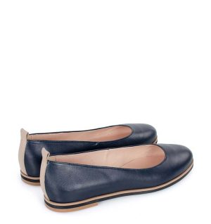 Granatowe baleriny - po skosie