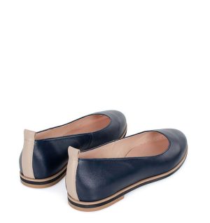 Granatowe baleriny - po skosie