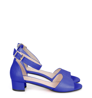 Niebieskie sandałki na niskim obcasie - bokiem