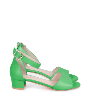 Zielone sandałki na niskim obcasie - bokiem