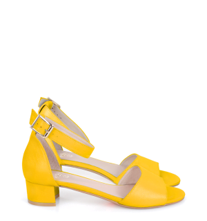 żółte sandałki na niskim obcasie - bokiem
