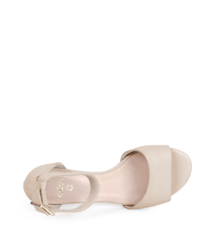 Jasno beżowe sandałki na niskim obcasie - z przodu