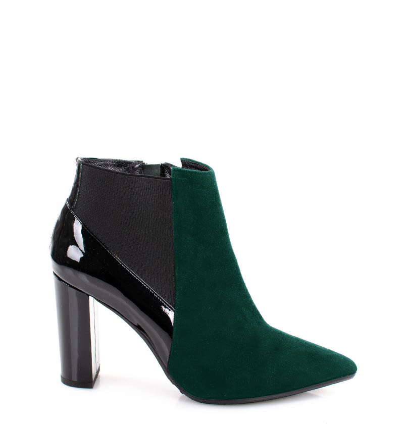 CORA - Ciemno zielone krótkie botki na słupku - bokiem