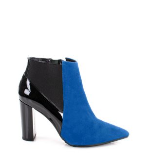 CORA - Niebieskie krótkie botki na słupku - bokiem