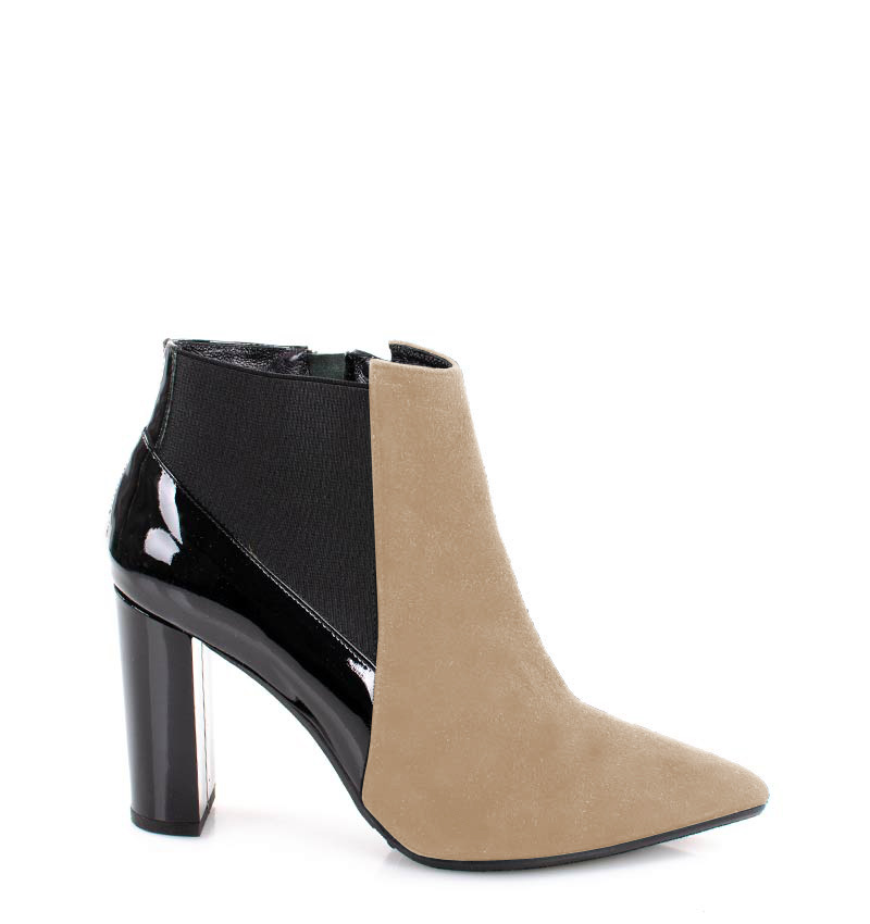 CORA - Jasno beżowe krótkie botki na słupku - bokiem