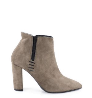 FRANCES- krótkie botki beżowe na słupku - bokiem